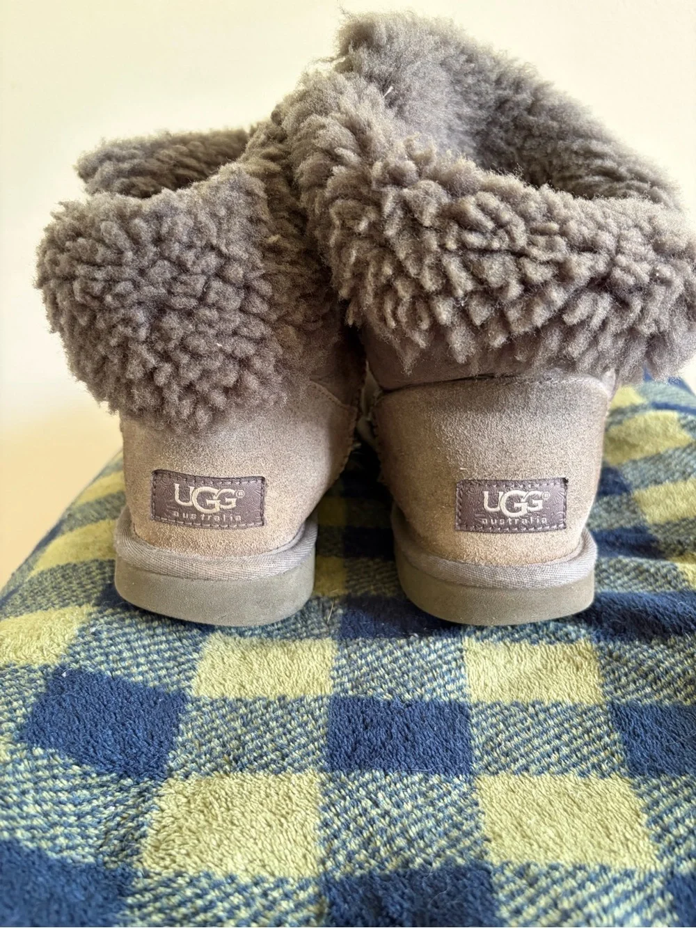UGG Mini Bailey Button Grey Sheepskin Suede Boots Women's Size 7